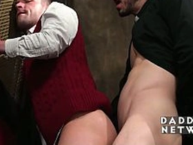 神父的淫穴新世界，展开了 gay sex videos free asian