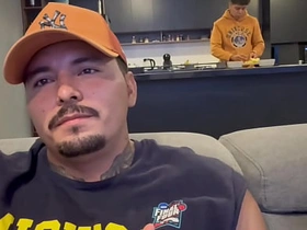 老子招待客人最到位，请喝酒喝水，含鸡巴，还用换挡杆捅他们屁眼 gay sex videos group asian