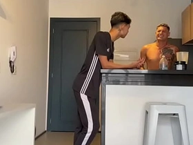 训练时认识的猛男被我骑在身下 straight chinese guy gay porn video