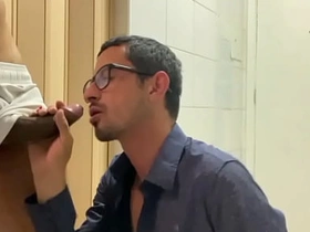 干到兴起把受的衣服撕烂，他穿着内裤跑了 gay asian amateur porn