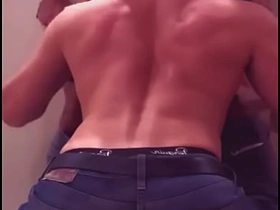 我在健身房厕所夺走了我健身兄弟的处男 gay porn chinese office