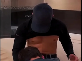 我给送气球的小哥额外小费，结果他把我操得爽翻天 chinese on white bareback gay porn