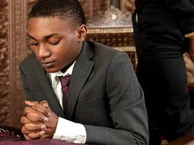 黑人浸信会男孩多米尼克·杨被黑人牧师普林斯·雷恩的大黑屌干了！这小基佬嘴和屁眼都没逃过那根巨屌！ taiwan gay flick porn