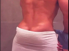 看到哥们从酒吧回来洗澡 忍不住冲进淋浴间跟他搞 korean teen porn gay