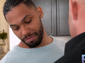 地下男孩 - 发情的托尼爬向布洛克鼓胀的裤裆 luke asian gay porn