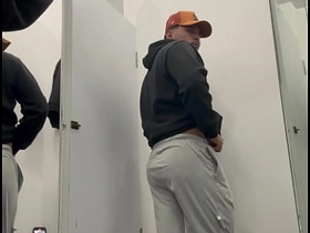 试衣间里发骚了 jubilant porn beefy asian