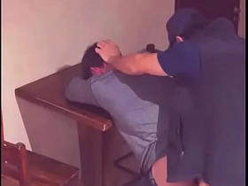 酒吧里勾搭好奇直男 asian gay porn bdsm