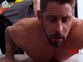 小偷只有两个选择：要么操警卫，要么在监狱里被操 japan gay porn creampie