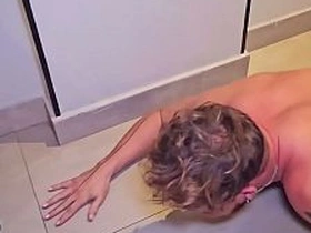 大胡子主人操烂小鲜肉的屁眼，把他当性奴使唤。BDSM狗玩羞辱高潮 handsome gay japan porn