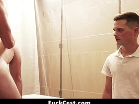 那男人毫不掩饰他青筋暴起的勃起鸡巴 - 乱伦性交 korean gay threesome porn