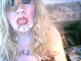 脏烟枪母狗莎拉喝尿自辱 边打飞机边用巨屌假阳具捅屎眼贱穴 taking chinese blithe porn star