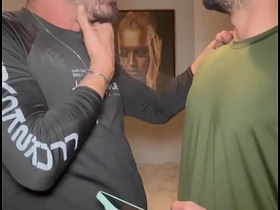 朋友看到我手机相册里的屌照非要看实物 结果忍不住直接口了起来 korean gay group porn