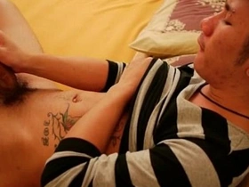 亚洲基佬在床上撸鸡巴 gay chinese porn dick