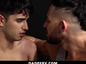 继子让继父抚弄他的鸡巴 任由其掌控 - 老爸变态 asian gay sex videos viral