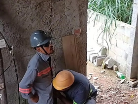 电工说就爱捅助手屁眼往里猛操 hot muscle worship joyful porn