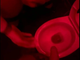 业余小帅哥在俱乐部厕所看朋友撒尿，伸手帮忙然后自己硬了... asian gay sex videos whilom