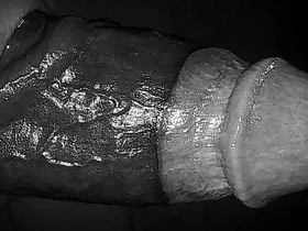 抹油的发情男人呻吟着撸他的大黑屌 hot gay porn creampie