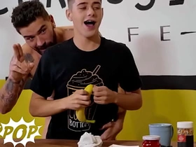 TWINKPOP - 嫩仔乔伊·米尔斯用打发奶油和糖粒装饰克里斯·该死的鸡巴 变成美味点心 str8 asian gay porn