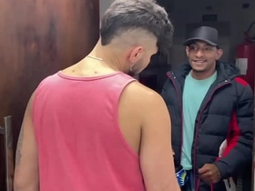 收货时让快递员上楼 他用肉棒当报酬还射了我满嘴 taiwan hunk gay porn