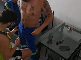 维修工来查网线却把鸡巴插进来 gay asian webcam porn