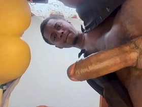 老爹边吐口水边用飞机杯撸他那根大屌，最后射了 asian assignation blithe sex videos