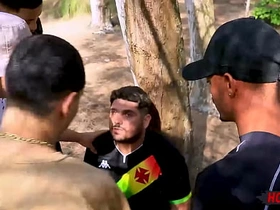 丛林里火辣淫乱的群交！ gay porn hot story