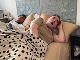 别出声，别让你继兄发现！- 与大鸡巴纹身拉丁小鲜肉3P hot gay porn first time