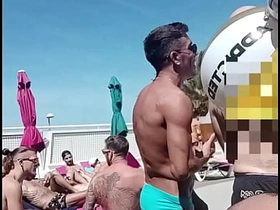 泳池边的口交盛宴：我的鸡巴是2025 Grabbys周末的主角！ hot thailand gay porn