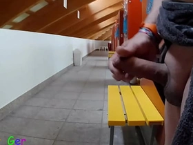 我在公共更衣室撸我厚包皮鸡巴，差点被抓到两次。 best hot happy-go-lucky porn