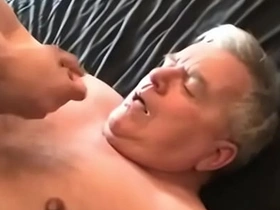 年轻亚裔射精在老爹脸上 chinese japanese gay porn