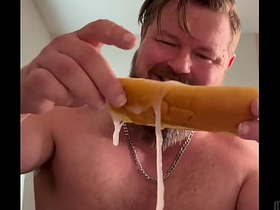 肌肉猛男连续5次把浓精射在热狗上 http://chinese gay porn