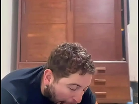 我把街上那个直男骗来给我口交 把他变成我的小骚货 xnxx gay sex videos asian