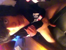 嫩0用光滑鸡巴磨椅子 隔着涤纶T恤手淫 chinese guys share whitey gay porn