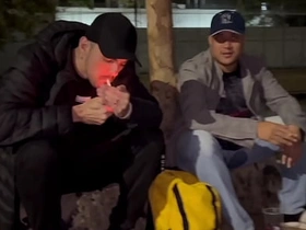 哥们在球场喝酒结果搞起基来，突然冒出个流浪汉让一切更有意思了 asia muscle gay porn