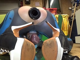 Extremeslut66 戴着隧道塞放屁，同时往屁眼里塞一根长假阳具 chinese gay outdoor porn