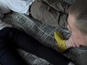 瘦仔带朋友来家玩——趁他们打游戏时，他和继父把他们全干了 korean gay porn movie