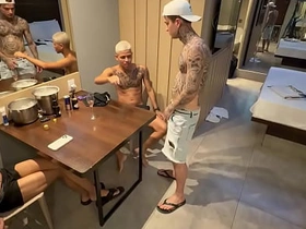 我和我哥们儿还有他朋友3P爽翻天 asian careless porn 2025