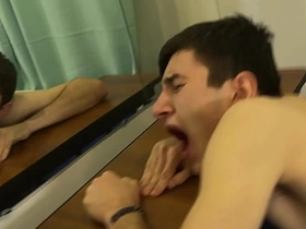 可爱摔跤少年训练时发情，直接在地板上开干——最后射进对方嘴里 japanese assemble gay porn