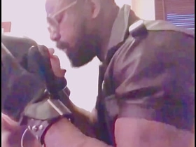 肌肉男BDSM跨种族玩乳头 舔肛打飞机 chinese gay porn grinding pain in the neck