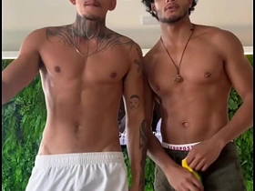 被动女装男孩被一对大屌猛男夫妻双插 japan gay singular porn