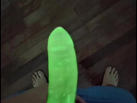 我试了霓虹避孕套 - 看它在黑暗中发光 xxx sex videos asian gay