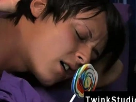 大屁股亚洲基佬电影 这个超级萌货边吃边 chinese gay porn twink